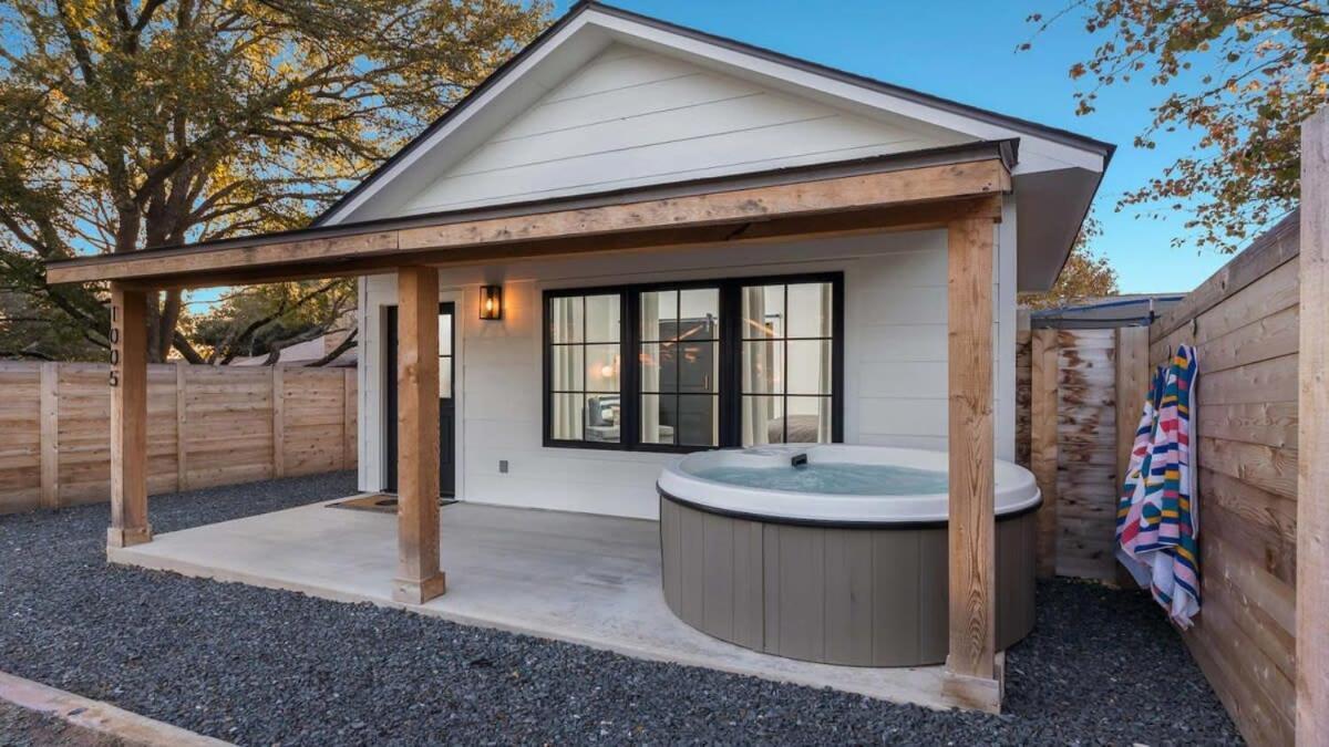Alley Kat Guesthouse With Private Hot Tub Fredericksburg Exteriör bild